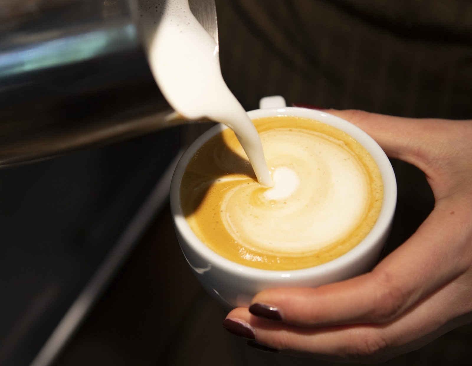 Cappuccino Latte Art eingießen Milchschaum